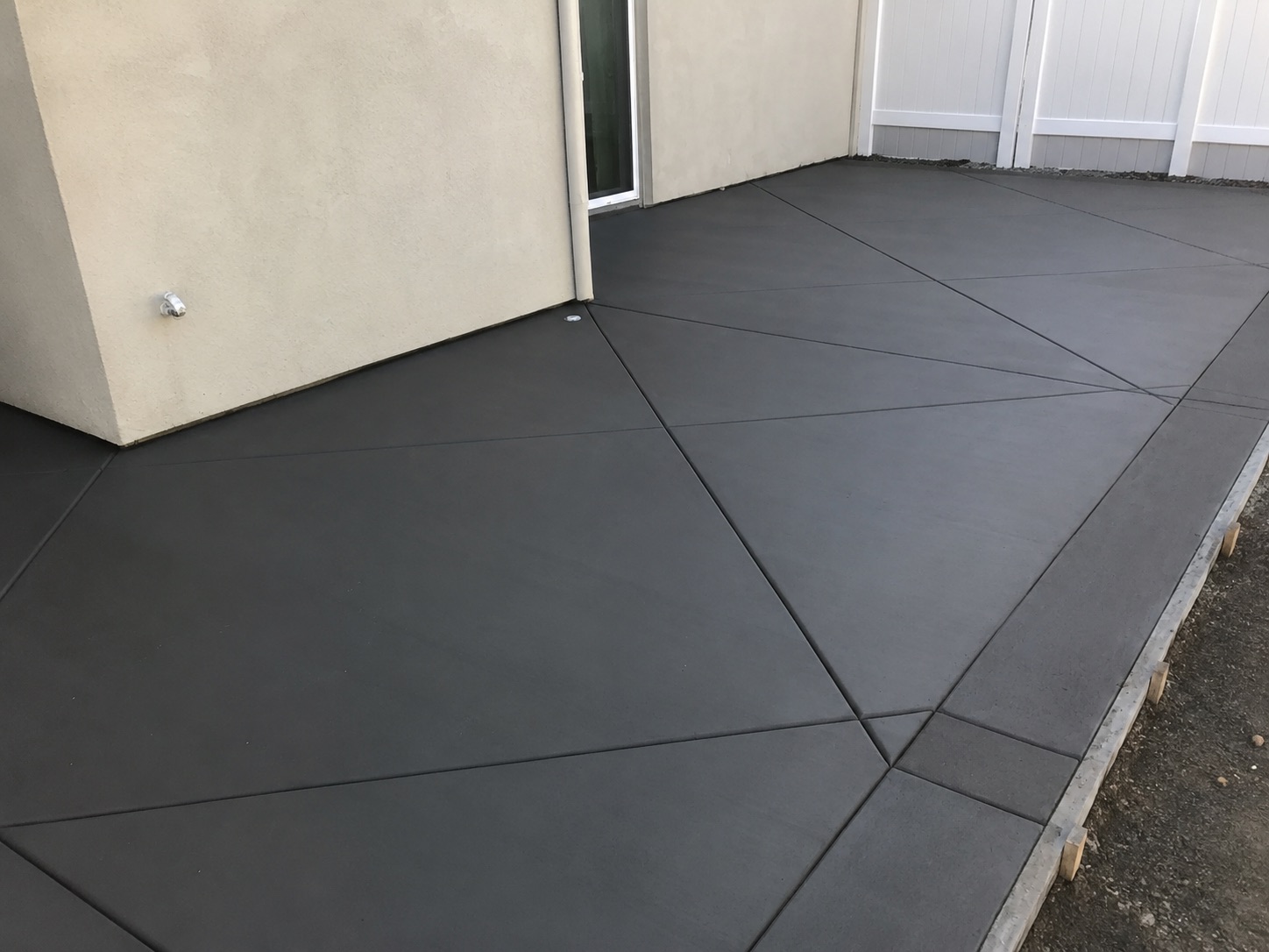 Applying stain and working color into a concrete floor